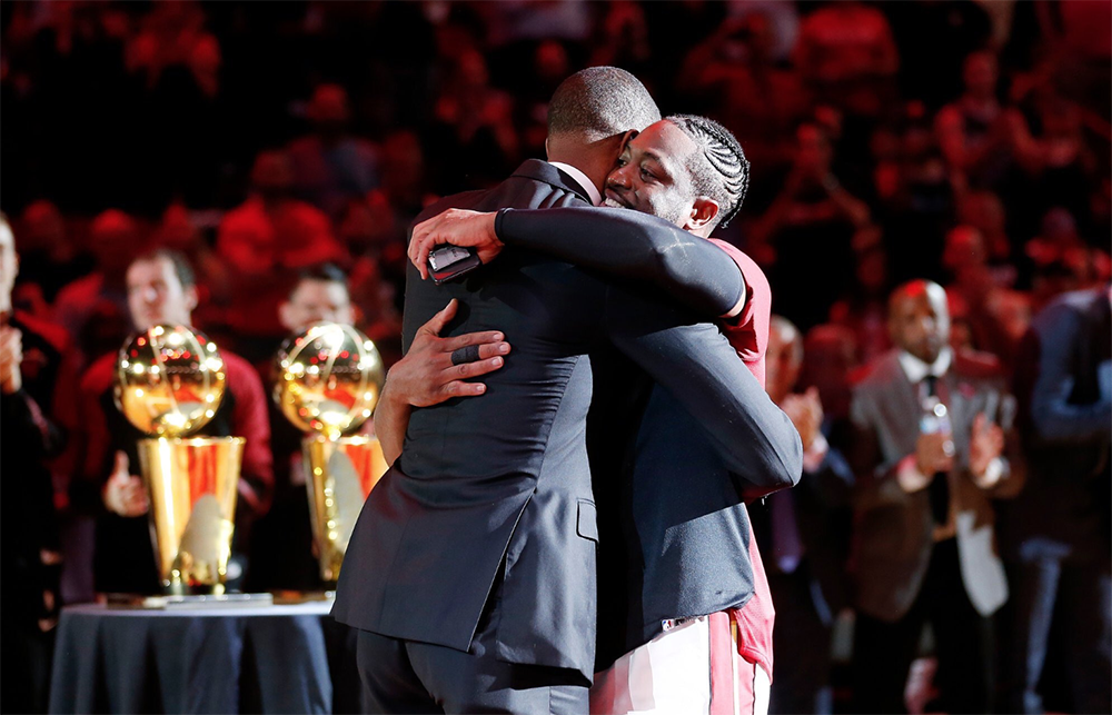 Huyền thoại Chris Bosh được Miami Heat tri ân với hình thức cao nhất, Dwyane Wade ngả mũ kính phục
