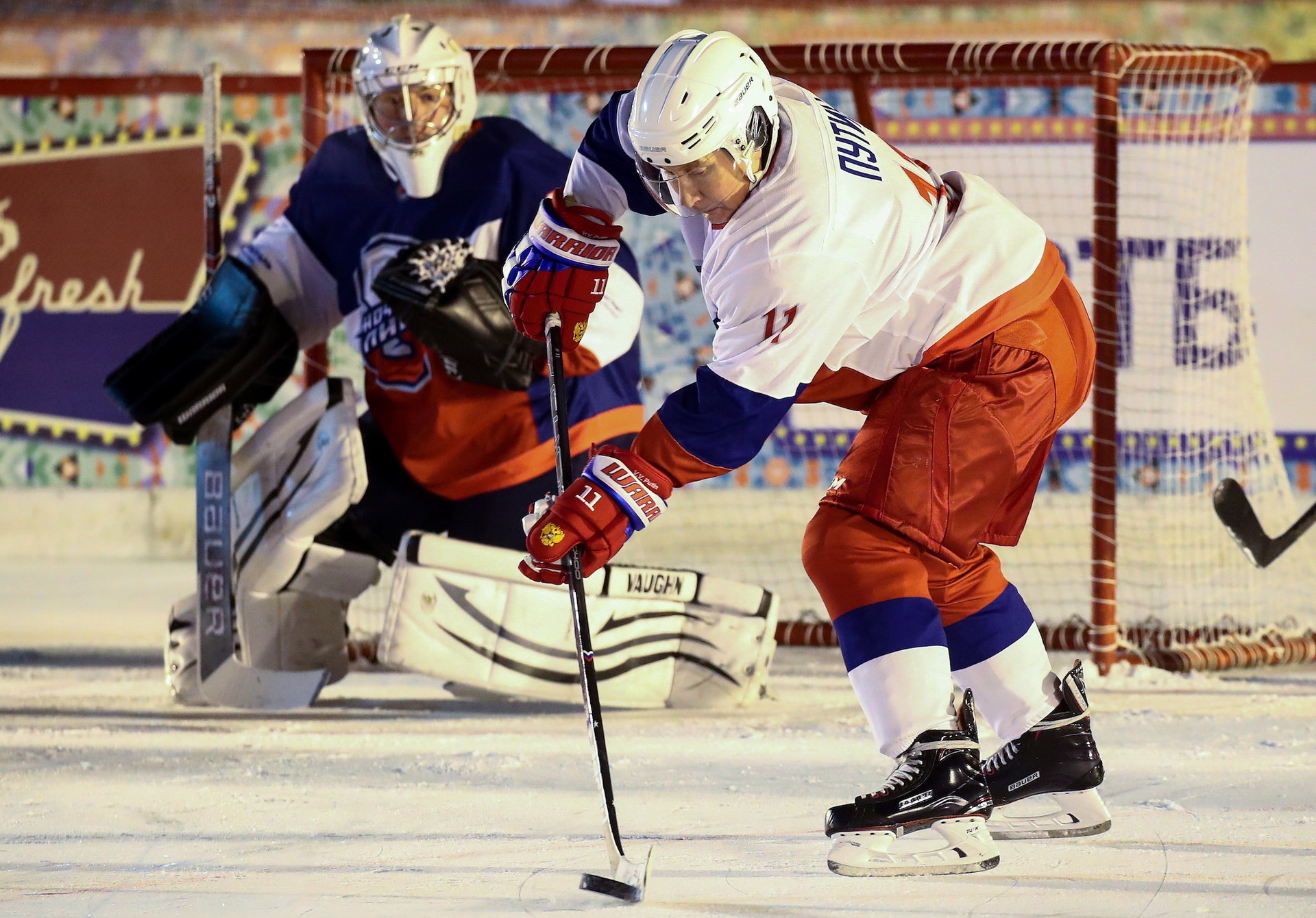 Tổng thống Nga Vladimir Putin ghi bàn trong trận đấu hockey, góp phần giúp đội nhà giành thắng lợi