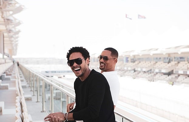 Ngôi sao điện ảnh Will Smith học đua xe với nhà vô địch F1 Lewis Hamilton