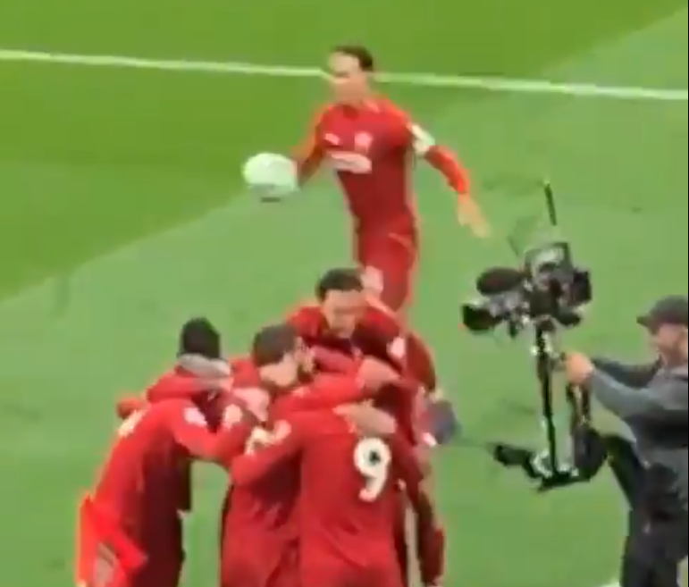 Van Dijk ăn mừng bàn thắng độc đáo trong trận Liverpool vs Tottenham