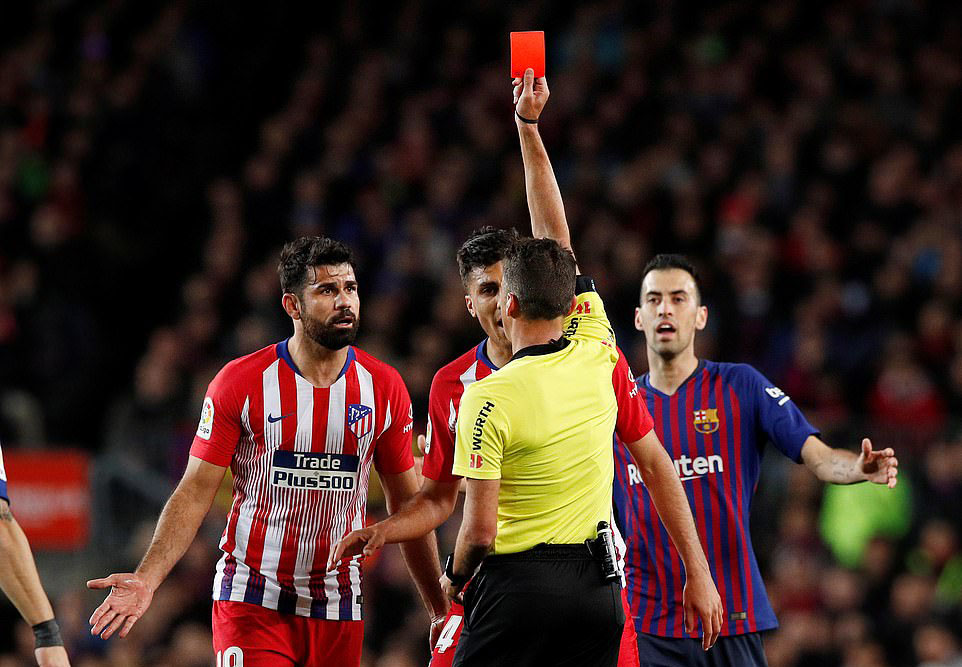 Hé lộ điều Pique đã rỉ tai Diego Costa sau khi phải nhận thẻ đỏ rời sân