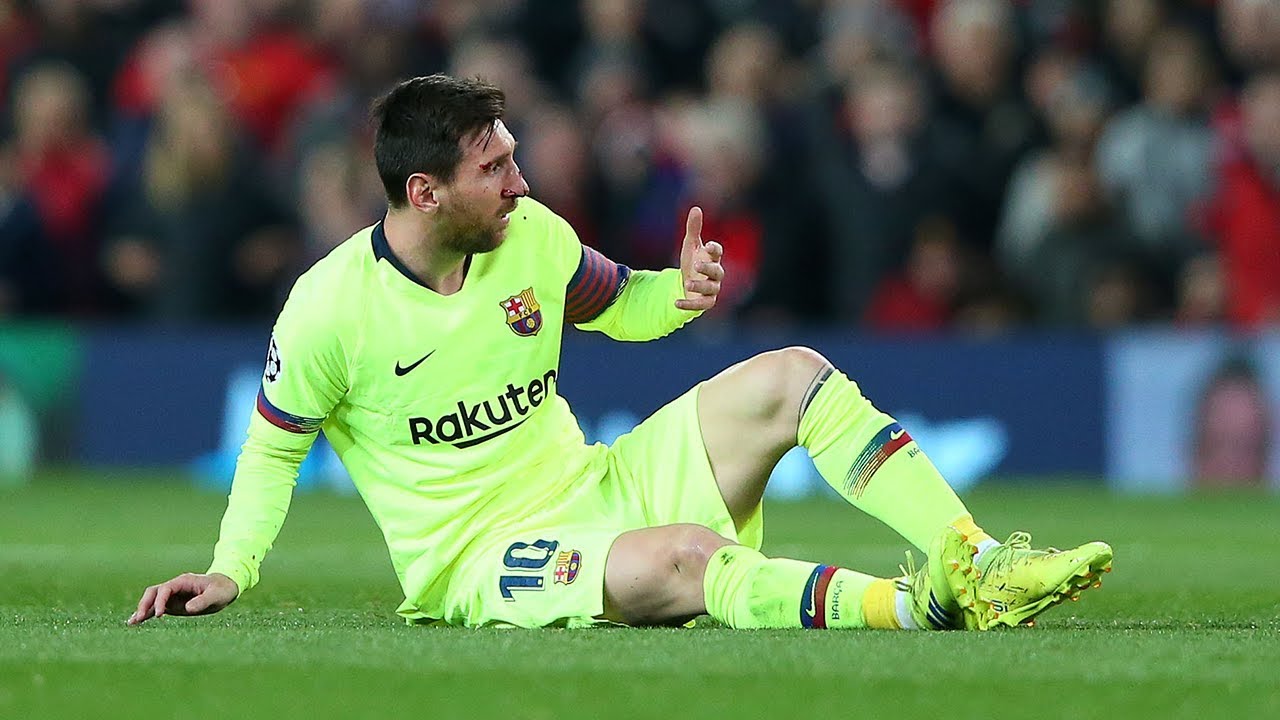 Tiết lộ sốc: Messi không thể thở bình thường sau pha va chạm kinh hoàng với Smalling