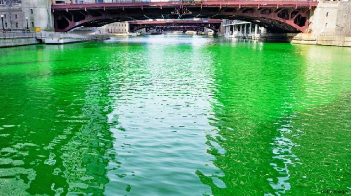 Thành phố Milwaukee chơi lớn nhuộm màu cả con sông ăn mừng thành tích của Bucks