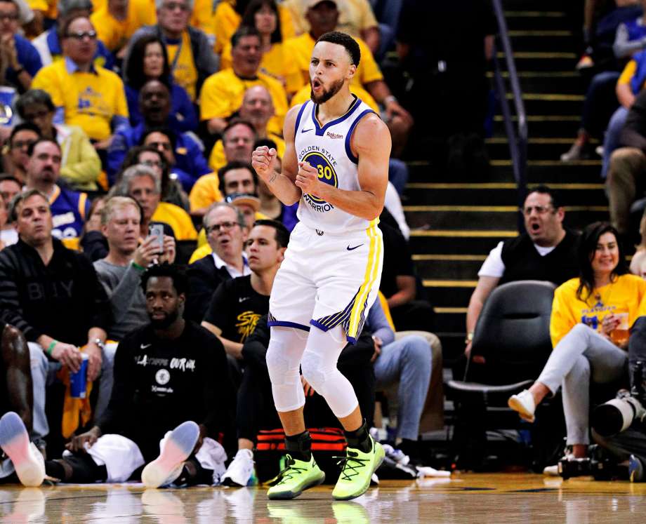 Curry mang 2 chiếc giày khác nhau ở Game 1, fan Warriors nhận ra có gì đó không ổn