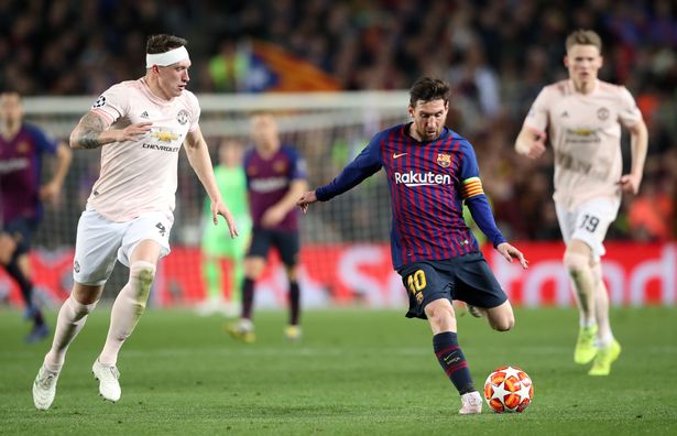 Messi “hành hạ” Phil Jones đến mức bung cả băng quấn đầu thế nào?