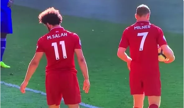Tại sao Salah lại tỏ ra căng thẳng với Milner khi Liverpool hưởng phạt đền?