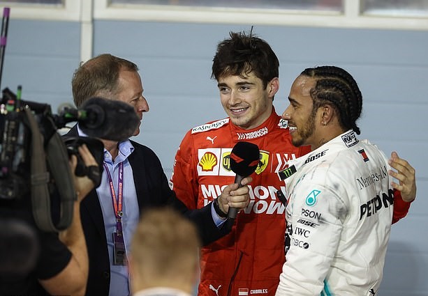 Lewis Hamilton an ủi Charles Leclerc sau chặng đua Bahrain Grand Prix