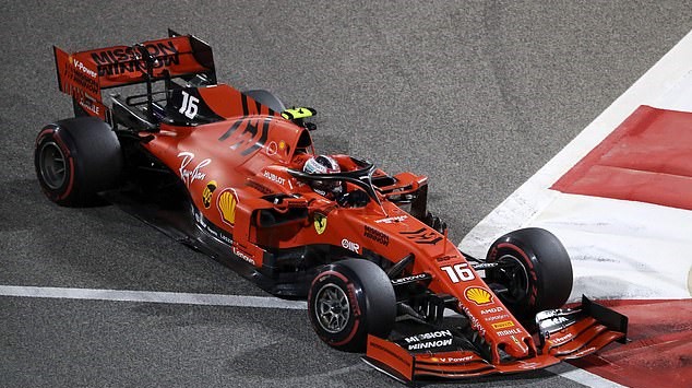 Charles Leclerc không chịu nhường vị trí dẫn đầu cho đồng đội Sebastian Vettel