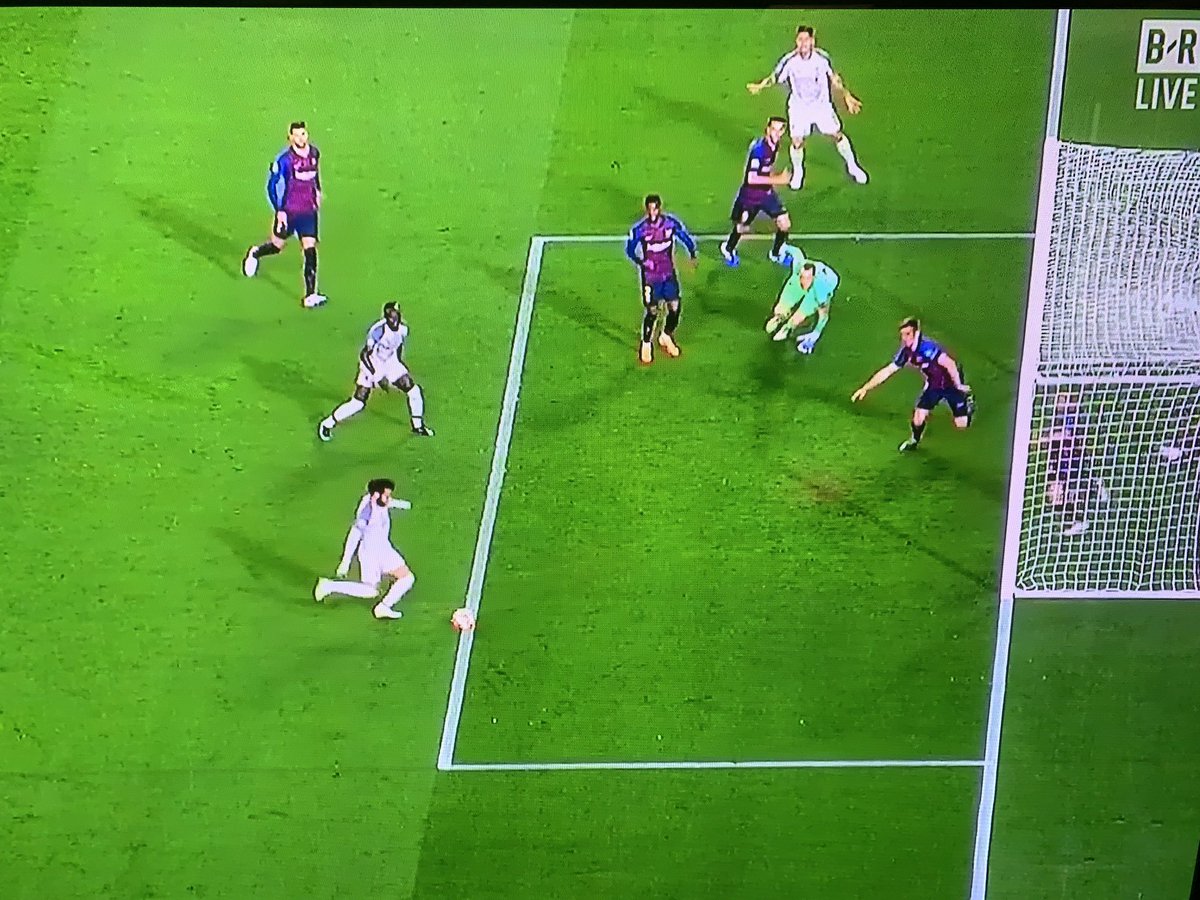 Cận cảnh tình huống bỏ lỡ bàn thắng không tưởng của Mo Salah trước Barca