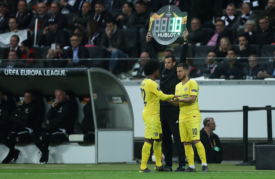 HLV Sarri tiết lộ phản ứng khó tin của Hazard khi phải ngồi dự bị ở trận gặp Frankfurt