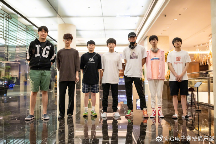 Các thành viên của Invictus Gaming đã có mặt tại Việt Nam tham dự vòng bảng MSI 2019.