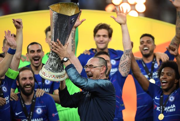 HLV Sarri hé mở tương lai sau khi cùng Chelsea vô địch Europa League