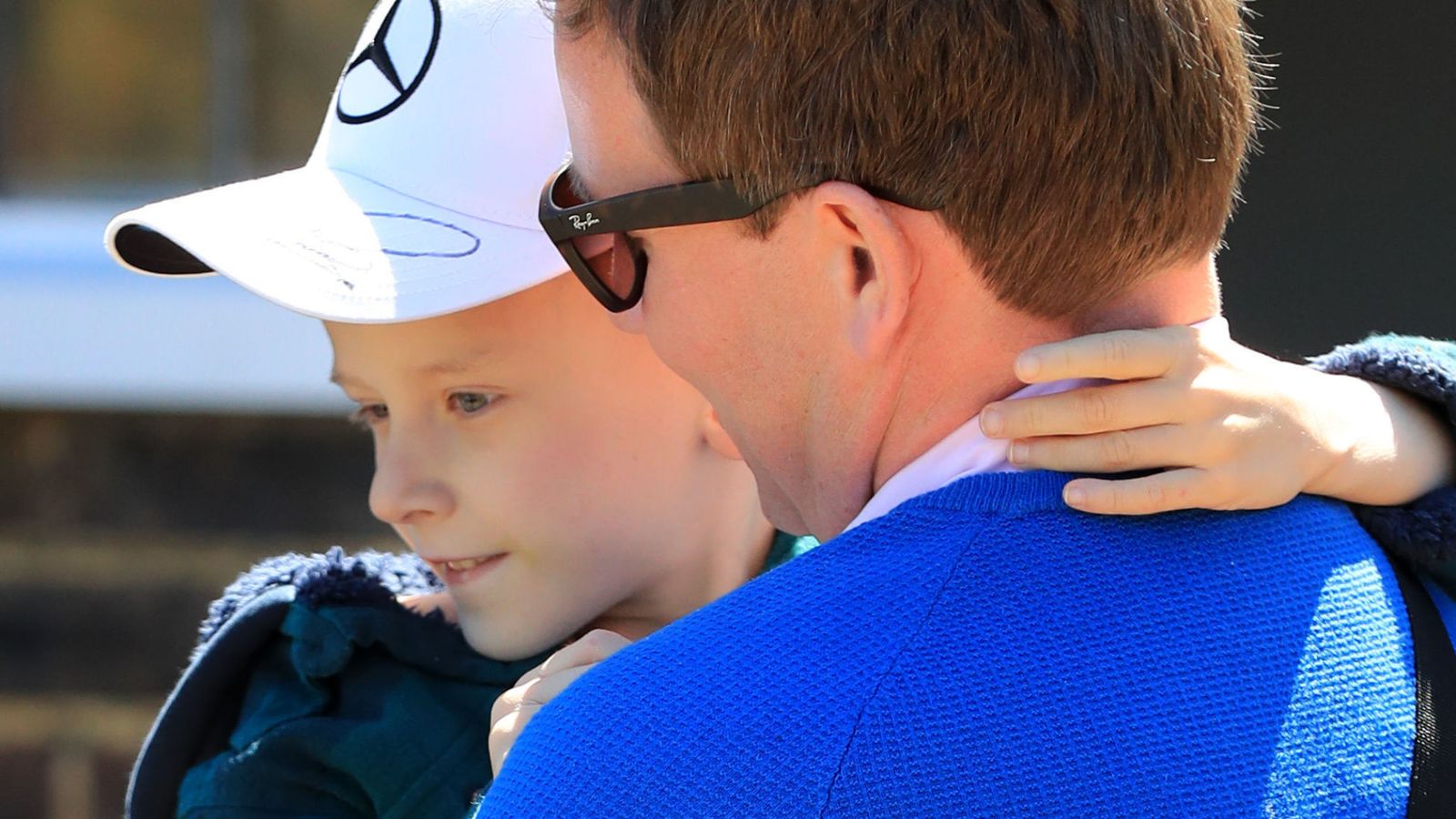 Lewis Hamilton tặng xe đua F1 và cúp chặng đua Tây Ban Nha 2019 cho cậu bé mắc bệnh ung thư