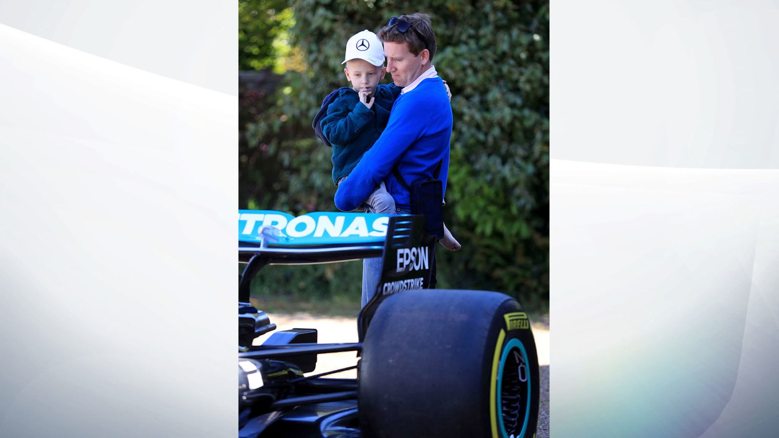 Lewis Hamilton tặng xe đua F1 và cúp chặng đua Tây Ban Nha 2019 cho cậu bé mắc bệnh ung thư