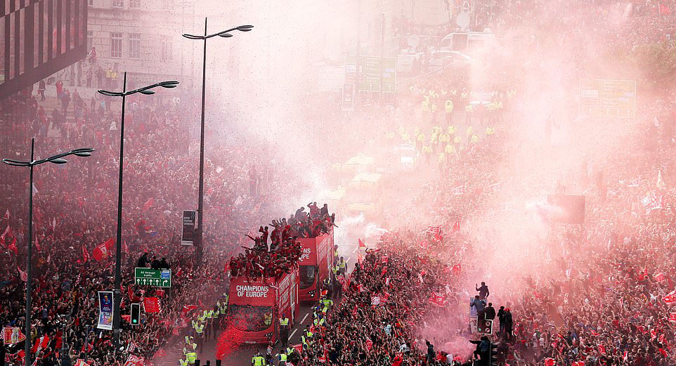 Toàn cảnh lễ ăn mừng hoành tráng của Liverpool sau chiến tích vô địch Champions League 2018/19