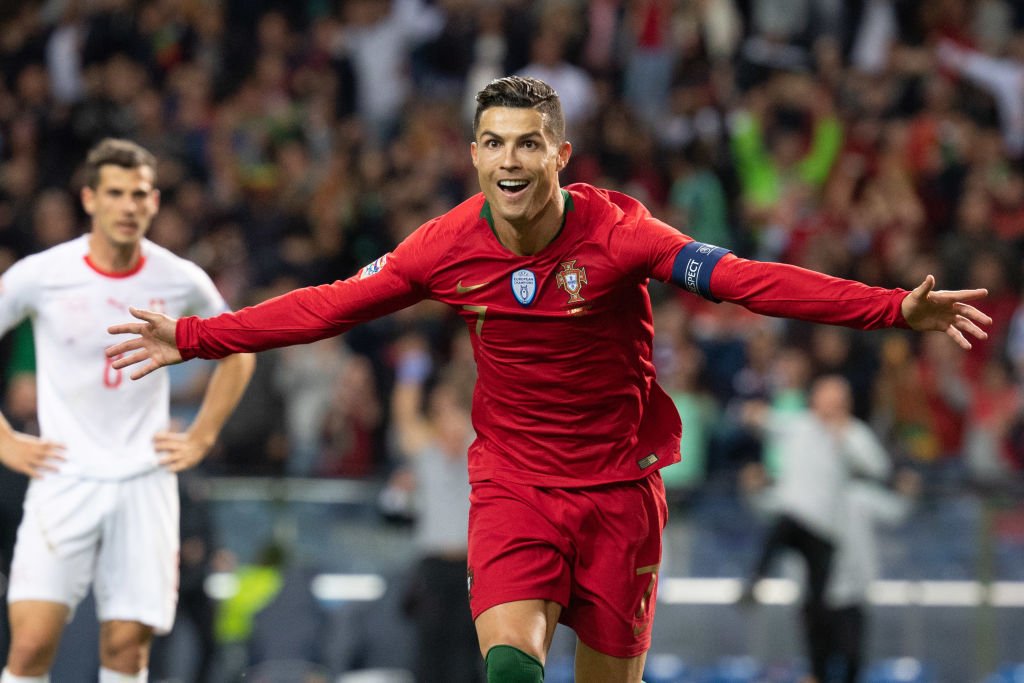 Ronaldo khiến CĐV phát cuồng khi hủy diệt hậu vệ Thụy Sĩ bằng kỹ thuật qua người siêu đẳng ở tuổi 34