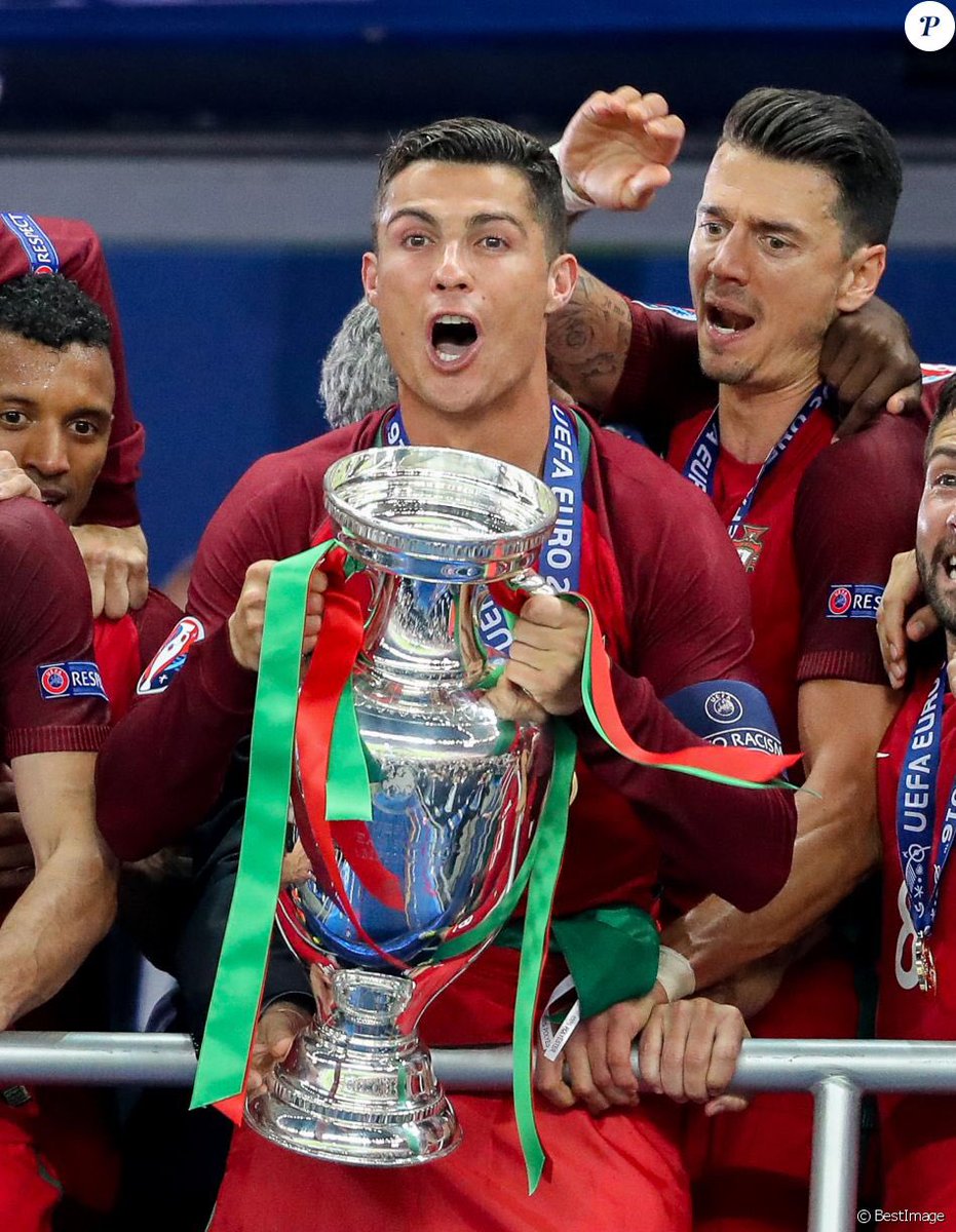Ronaldo xác lập kỷ lục vô địch vô tiền khoáng hậu trong lịch sử UEFA