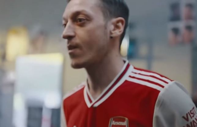 Arsenal rò rỉ bộ trang phục thi đấu mới trong video của Aubameyang và Ozil