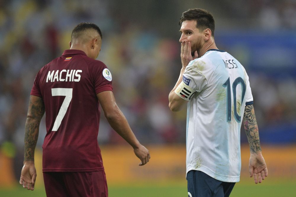 Messi bị “chăm sóc”, người hùng Martinez và những điểm nhấn từ trận Argentina vs Venezuela