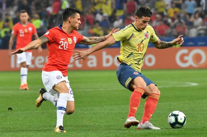 Sanchez kết liễu loạt đấu súng, VAR 2 lần quay lưng và những điểm nhấn ở trận Colombia vs Chile