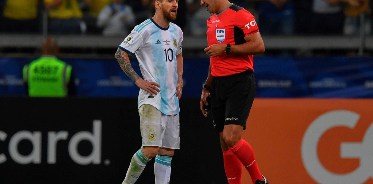 Messi đay nghiến trọng tài và VAR vì khiến Argentina để thua trước Brazil
