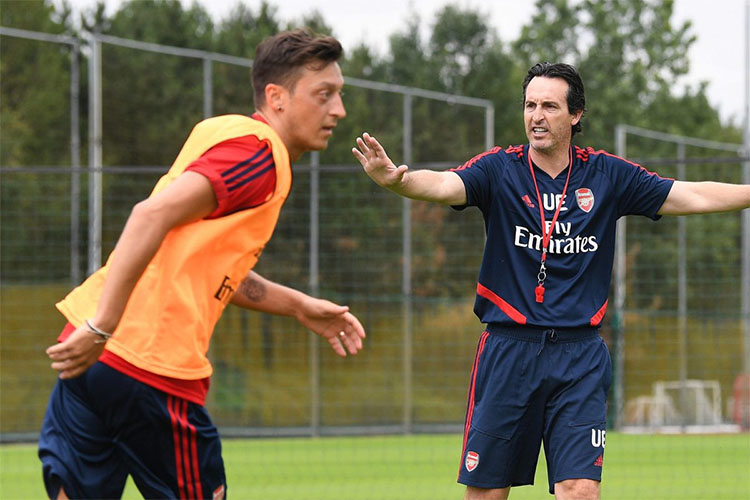 HLV Emery bất ngờ tiết lộ kế hoạch sử dụng Ozil trong đội hình Arsenal mùa tới