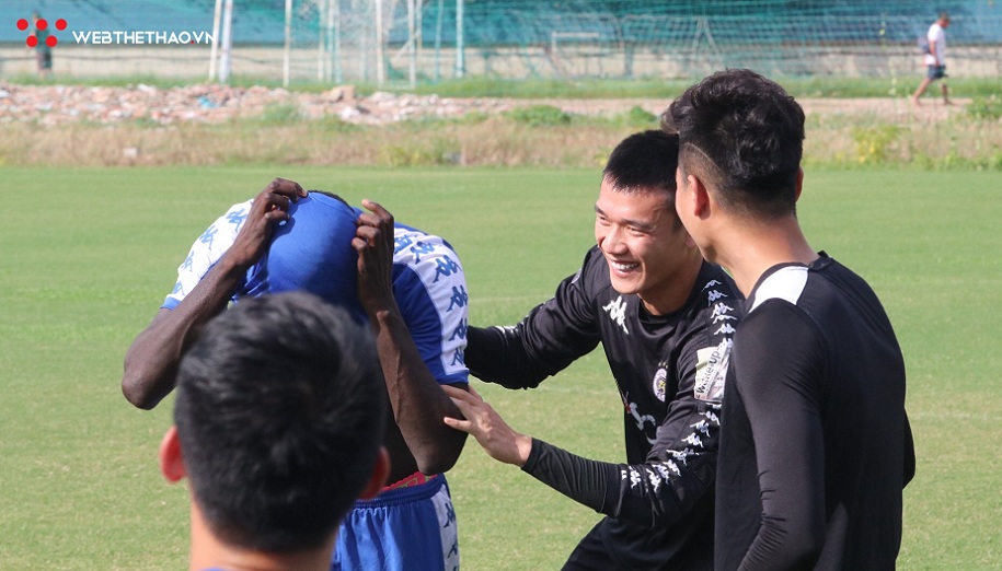 Các cầu thủ Hà Nội cười “không thấy mặt trời” trước trận gặp TP.HCM 