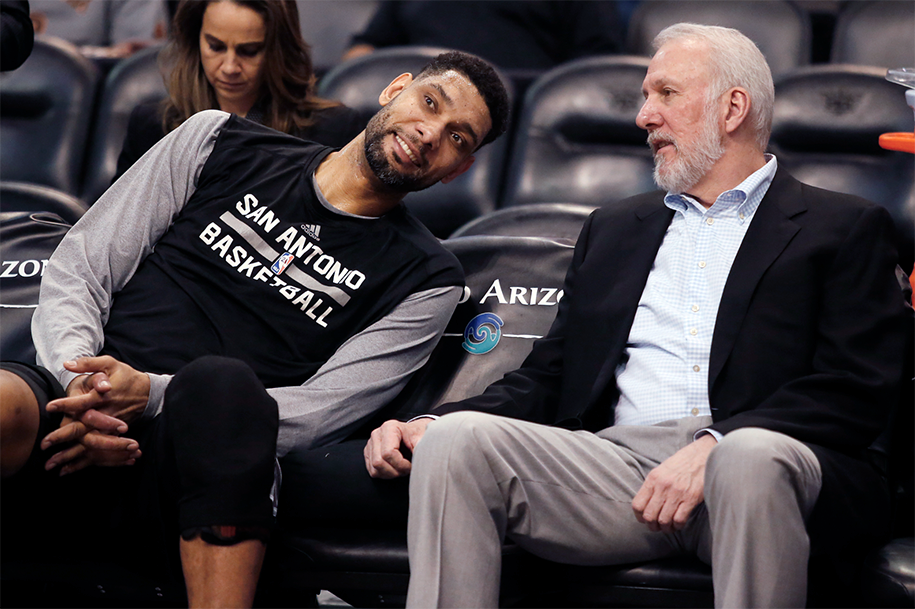 Tim Duncan tái xuất San Antonio Spurs và phản ứng cực hài của bố Pop