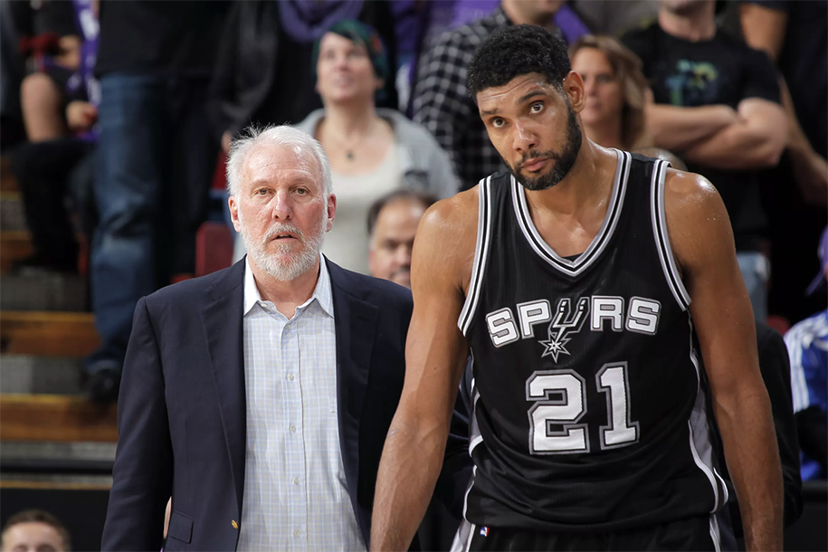 Tim Duncan tái xuất San Antonio Spurs và phản ứng cực hài của bố Pop