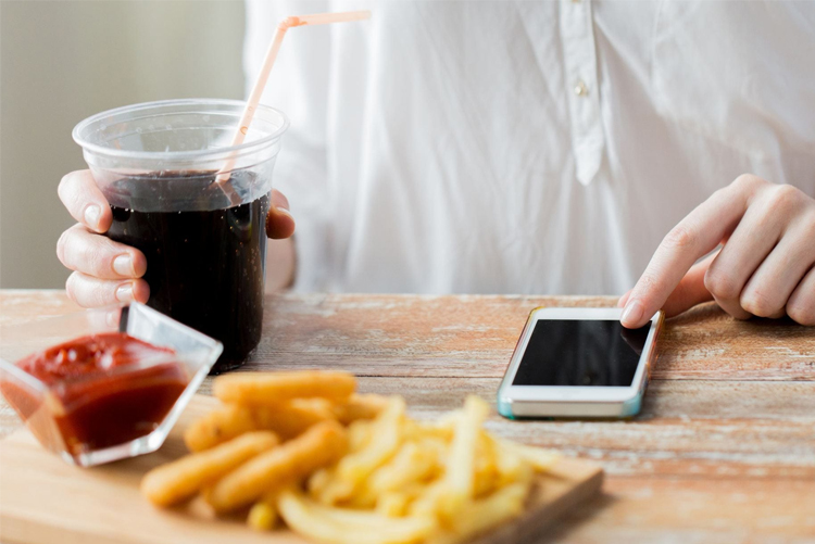 Nên dùng điện thoại mấy tiếng một ngày để không bị béo phì?