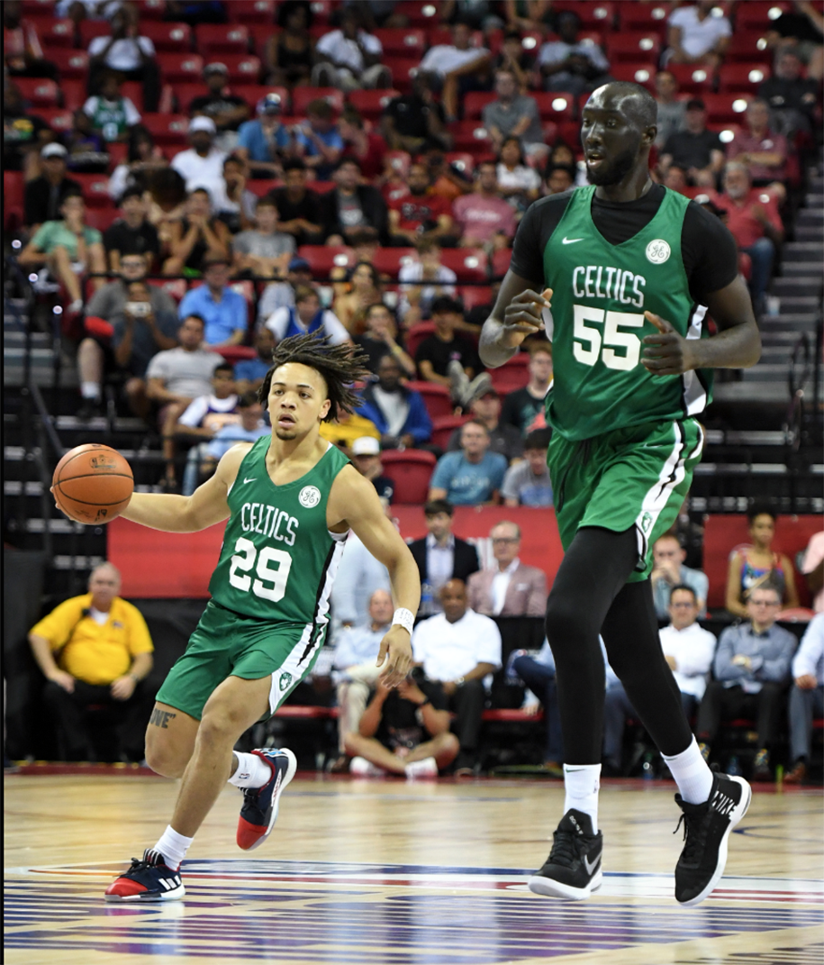 Thanh niên có chiều cao quái dị Tacko Fall chính thức có hợp đồng với Celtics