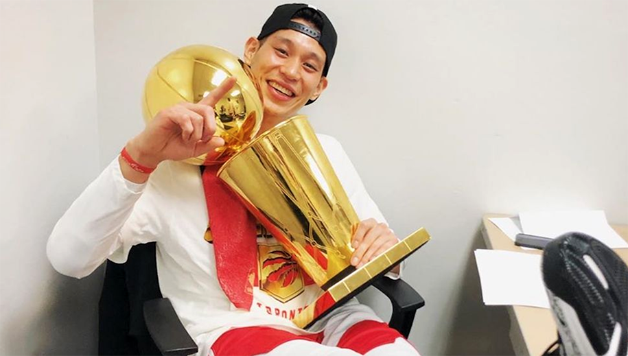 Vừa lên đỉnh với ngôi vô địch, Jeremy Lin đã chạm đáy nỗi đau tại NBA Free Agency