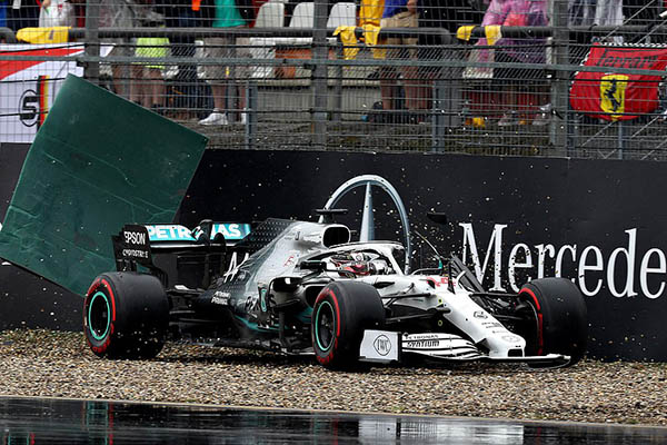 Grand Prix Đức phát rồ với cơn mưa ngang qua: Cuộc đua tệ nhất của Hamilton khiến Mercedes trắng tay!