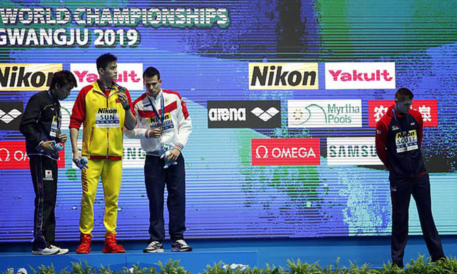 Kình ngư doping Trung Quốc được chào đón như người hùng sau vụ mắng đối thủ Anh tại giải bơi VĐTG