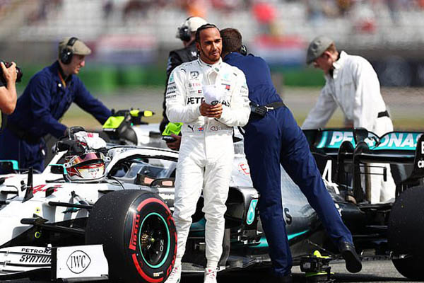 Williams ngăn cản Lewis Hamilton sát cánh cùng đồng hương