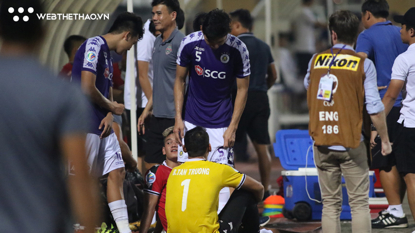 Cầu thủ Hà Nội có hành động bất ngờ sau sai lầm của Tấn Trường