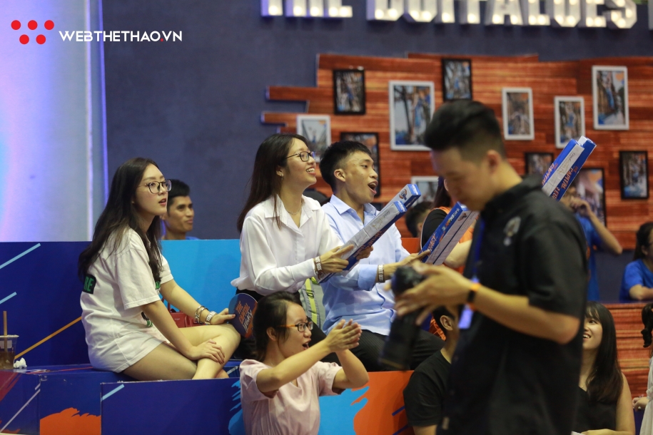 Fan Hanoi Buffaloes vỡ òa sau chiến thắng kịch tính trước Saigon Heat