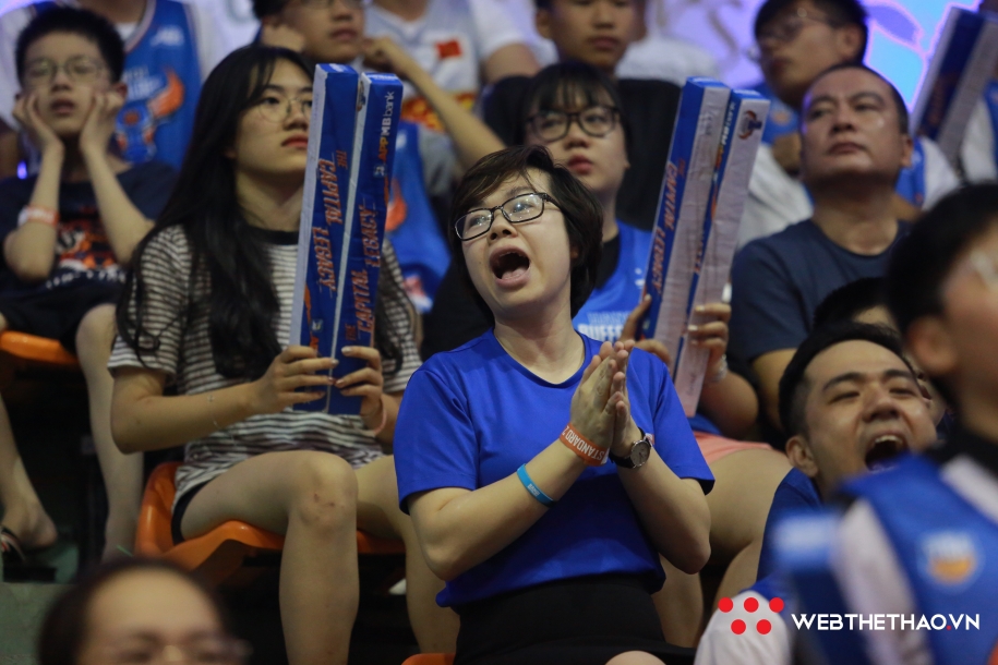 Fan Hanoi Buffaloes vỡ òa sau chiến thắng kịch tính trước Saigon Heat