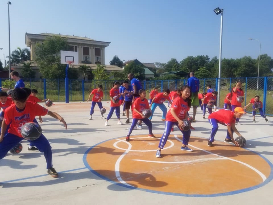 Nữ Việt kiều Mỹ và trại hè bóng rổ miễn phí cho baller Quảng Bình