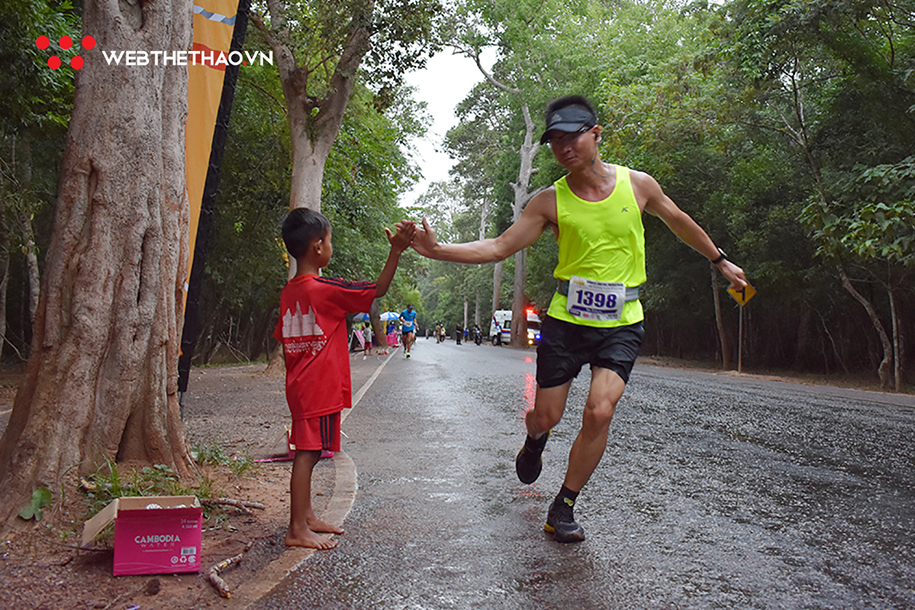Khmer Empire Marathon 2019: Runners ấm lòng với biệt đội high five nhí siêu dễ thương