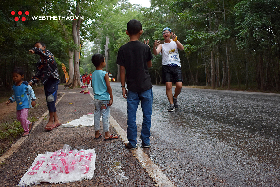 Khmer Empire Marathon 2019: Runners ấm lòng với biệt đội high five nhí siêu dễ thương