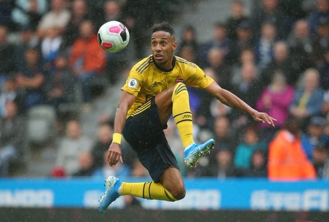 Aubameyang bỏ xa các huyền thoại Arsenal trong ngày cán mốc 50 trận