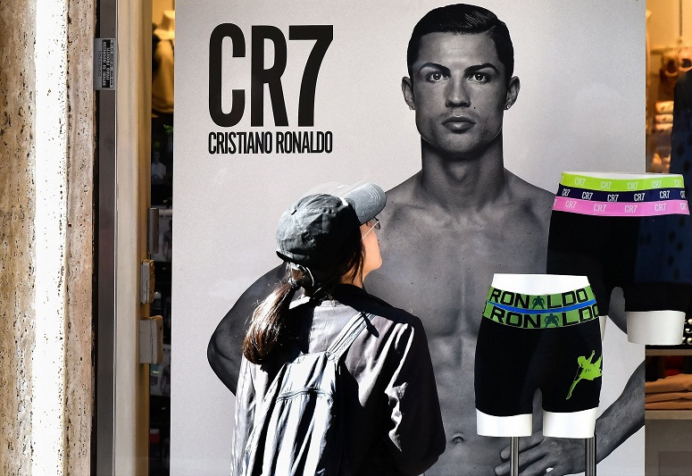 HLV Klopp khích lệ tinh thần cầu thủ Liverppol bằng quần lót của Ronaldo