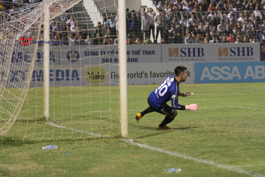 Bắt penalty sai luật, thủ môn Văn Công vẫn được BTC V.League tôn vinh