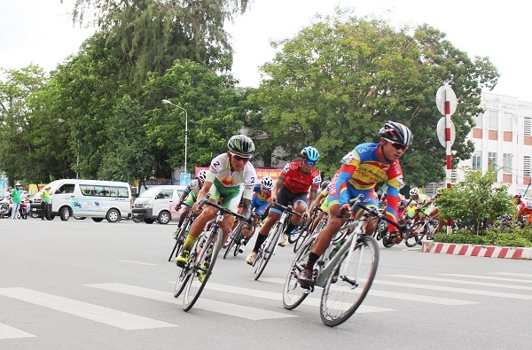 Giải xe đạp ĐBSCL: Tay đua ngoại giành cú đúp, VUS TP.HCM vô địch đồng đội