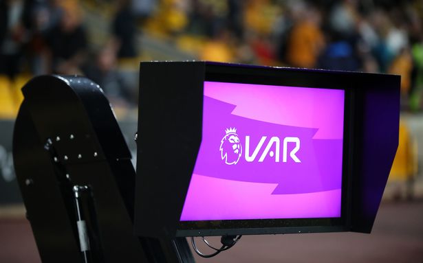 Trưởng bộ phận VAR của FIFA đề xuất thay thế trọng tài biên bằng robot