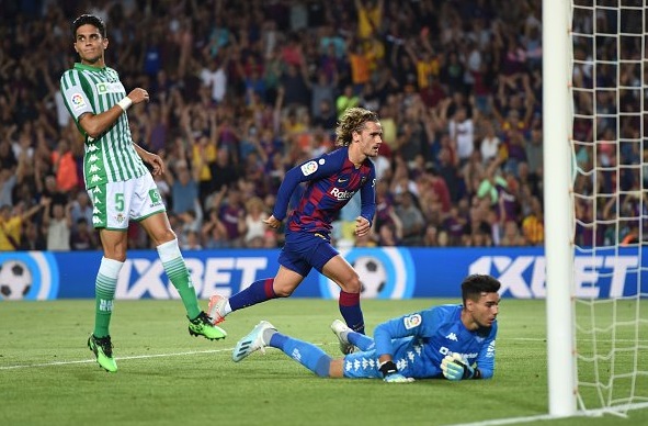 Griezmann bắt chước Messi để ghi bàn thứ 2 trong trận Barca vs Betis