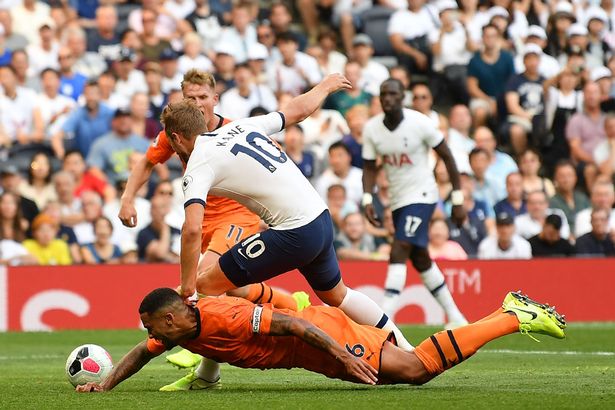 Công nghệ VAR lại gây tranh cãi khi từ chối phạt đền cho Man City và Tottenham