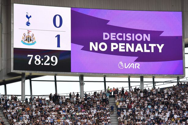 Công nghệ VAR lại gây tranh cãi khi từ chối phạt đền cho Man City và Tottenham