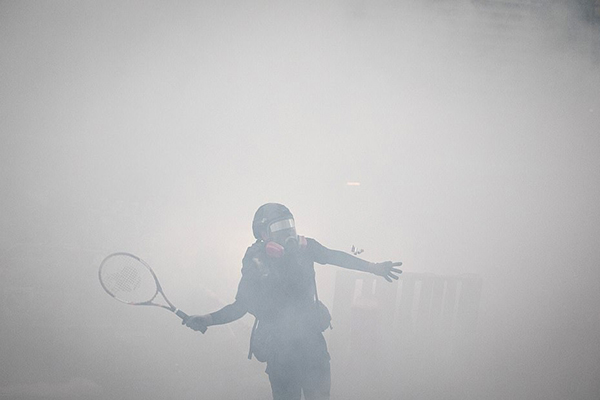 Người biểu tình Hong Kong dùng vợt tennis chống lại hơi ga của cảnh sát